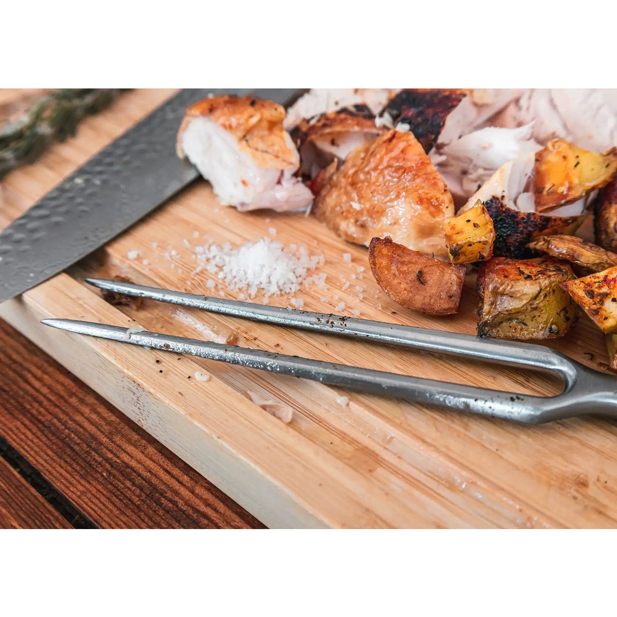 Messer- und Küchenzubehör-Set – Das BBQ-Set Deluxe: Gyuto (Kochmesser) + Tranchiergabel + Wetzstahl + Bambus-Schneidebrett